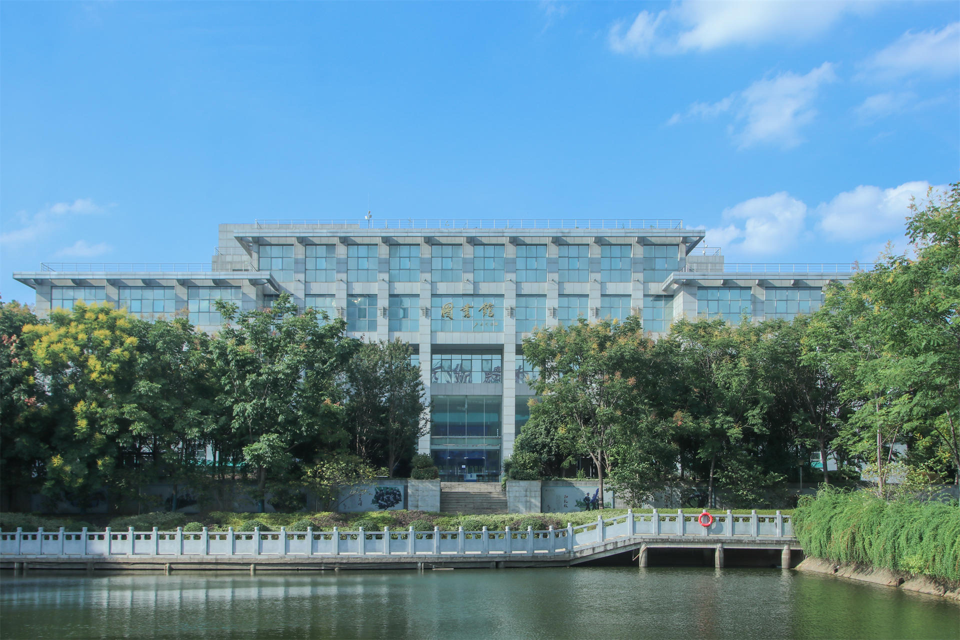 校园建筑01.jpg