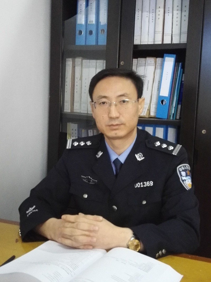 杨诚办公室工作照.jpg