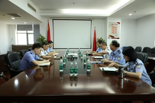 法律系与省公安厅法制总队召开合作交流座谈会.png